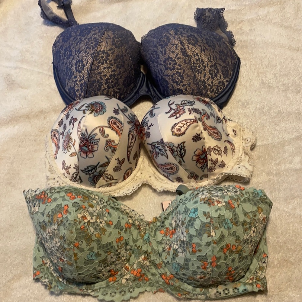 Victoria’s Secret bras (3) size 34DD